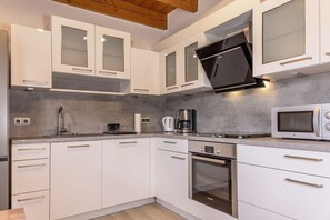 Kühlschrank, Mikrowelle, Ofen, Herdplatte