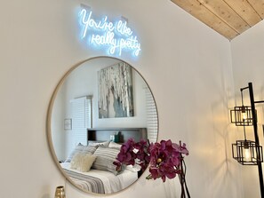 4 chambres, bureau, fer et planche à repasser, lit parapluie