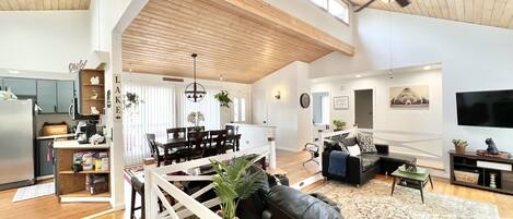 Smart-TV, Videospiele, DVD-Player, Bücher