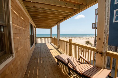 Oceanfront, Guest House, Hot Tub & Spacious Decks