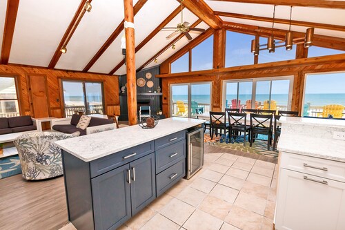 Oceanfront, Guest House, Hot Tub & Spacious Decks