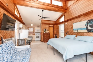 6 bedrooms, desk, iron/ironing board, travel crib