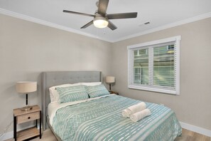 4 habitaciones, tabla de planchar con plancha, wifi y ropa de cama 
