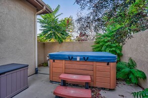 Outdoor spa tub - Large Home-Pikes Peak Views-High End-Pool Table (Colorado Springs)