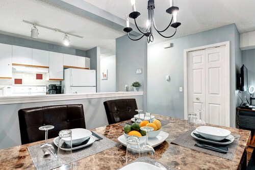 Pet Friendly - Mountain Views -  2 Bedroom - Central - Workspace