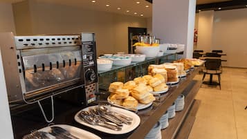 Café da manhã com buffet grátis todos os dias