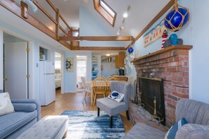 TV - East Sandwich Escape—Deck, Beach & Summer Fun (Sandwich)