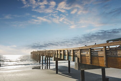 Sleeps up to 8 - Free Parking - Heated Pool - Steps to Beach - Close to Downtown