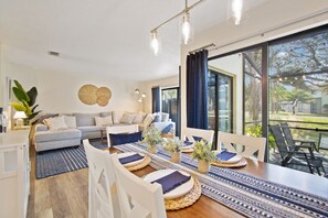 Téléviseur connecté, livres, imprimante