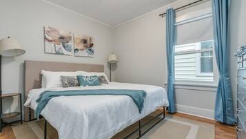 3 slaapkamers, een bureau, een strijkplank/strijkijzer, reisbedje