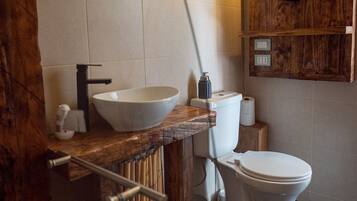 Habitación doble superior | Baño | Regadera, jabón, papel de baño