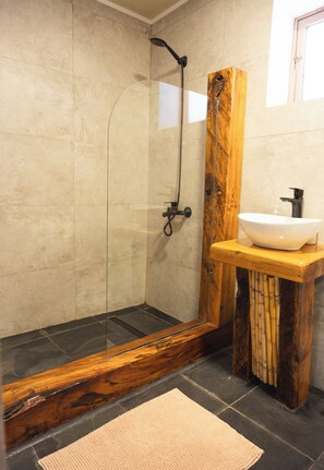Een douche, zeep, toiletpapier