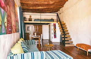 Design Studio | Free WiFi, bed sheets