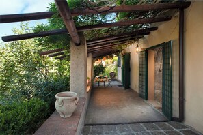 Terrace/patio - Romantic House   with Salt water pool. il Glicine (Morlupo)