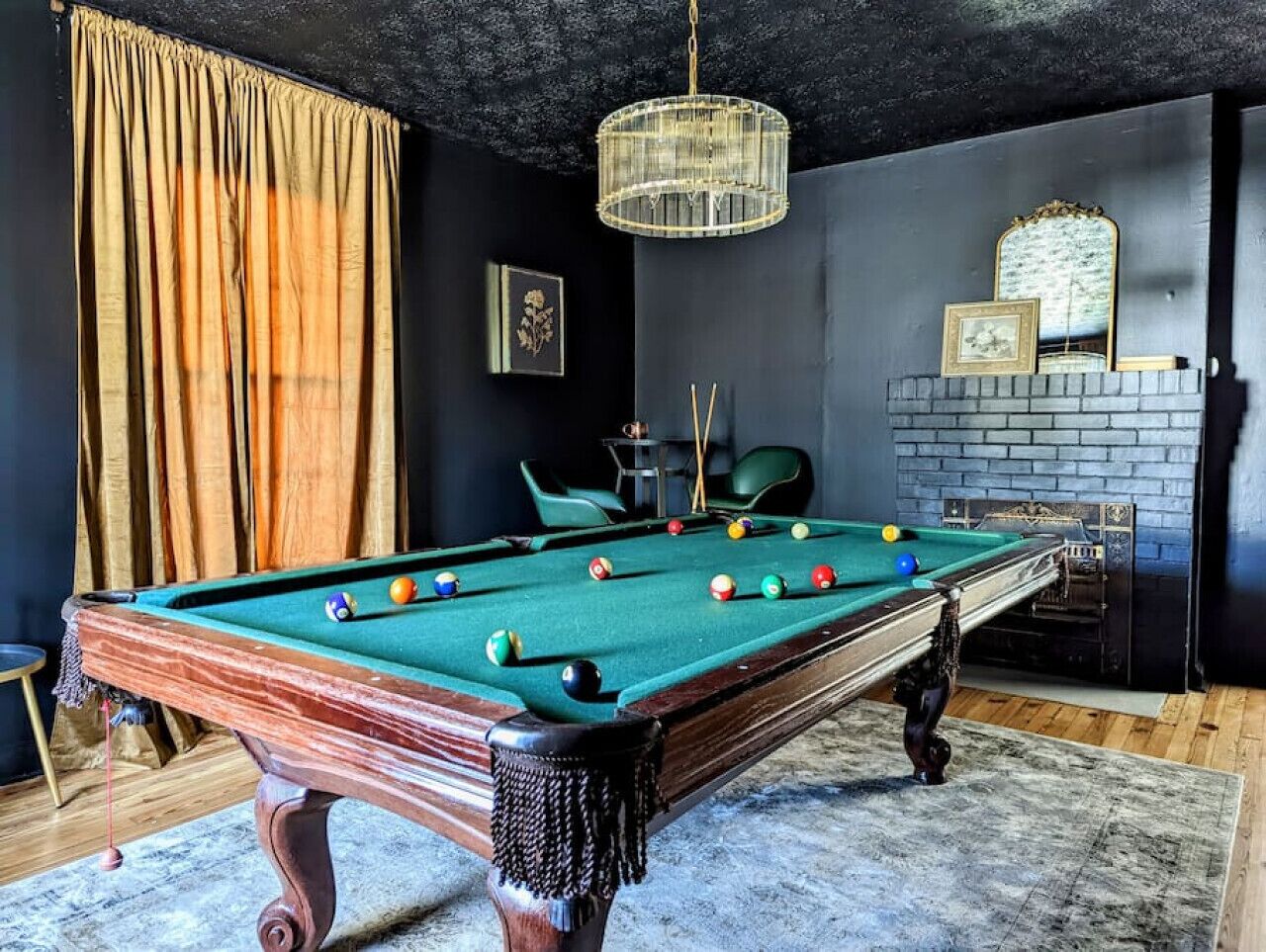 The MillHouse - Pool Table, 6 Minutes to Downtown