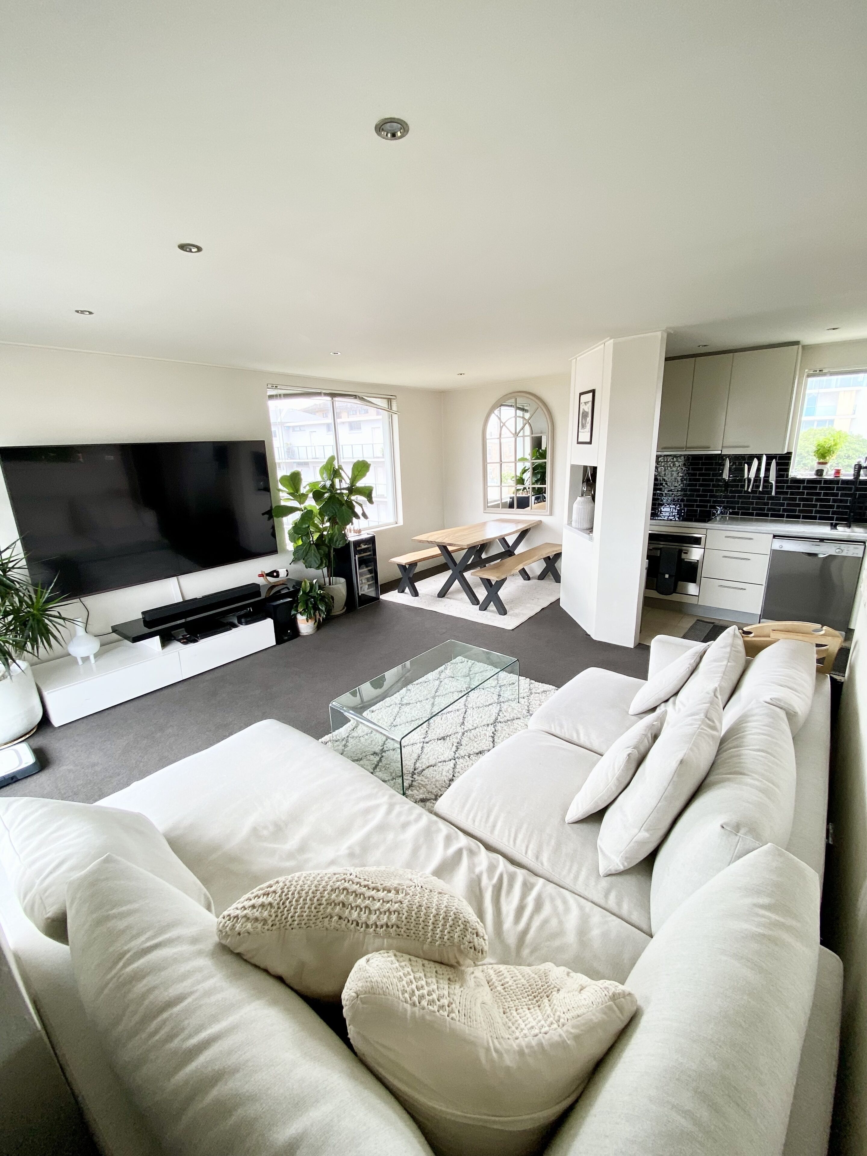 تلفزيون ذكي، ألعاب فيديو، مشغل دي في دي، كُتُب