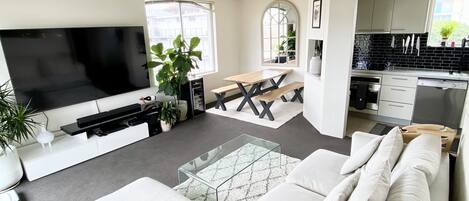 تلفزيون ذكي، ألعاب فيديو، مشغل دي في دي، كُتُب