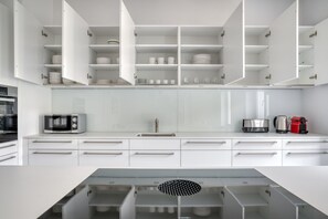 Kühlschrank, Mikrowelle, Ofen, Herdplatte