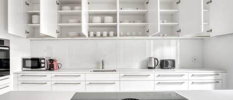 Frigorífico, microondas, horno y placa de cocina