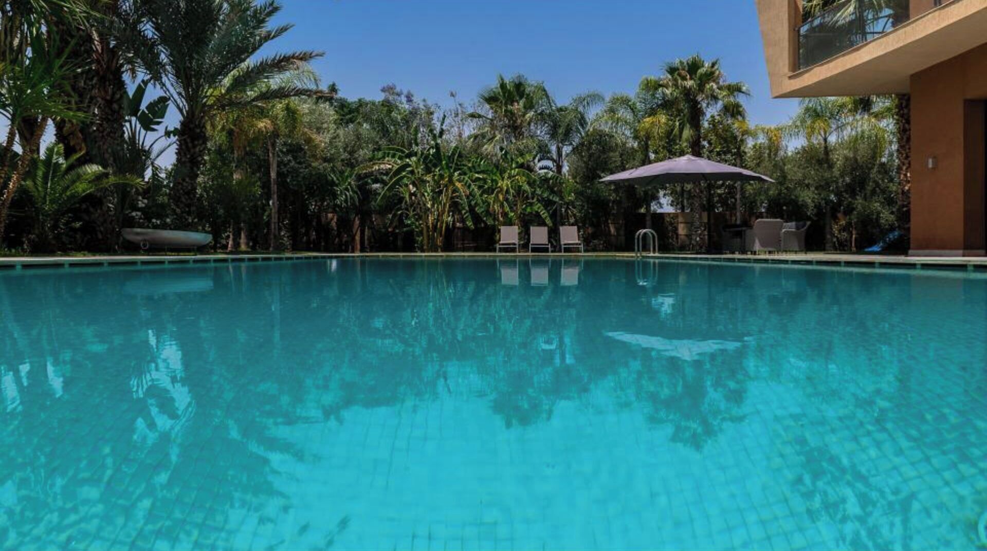 Een buitenzwembad en een verwarmd zwembad