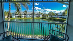 Un balcón con vista a una piscina y una casa.