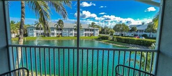 Naples Condo-Instant Book!  Modern Living + Golf Courses Near Fifth Ave & Marco