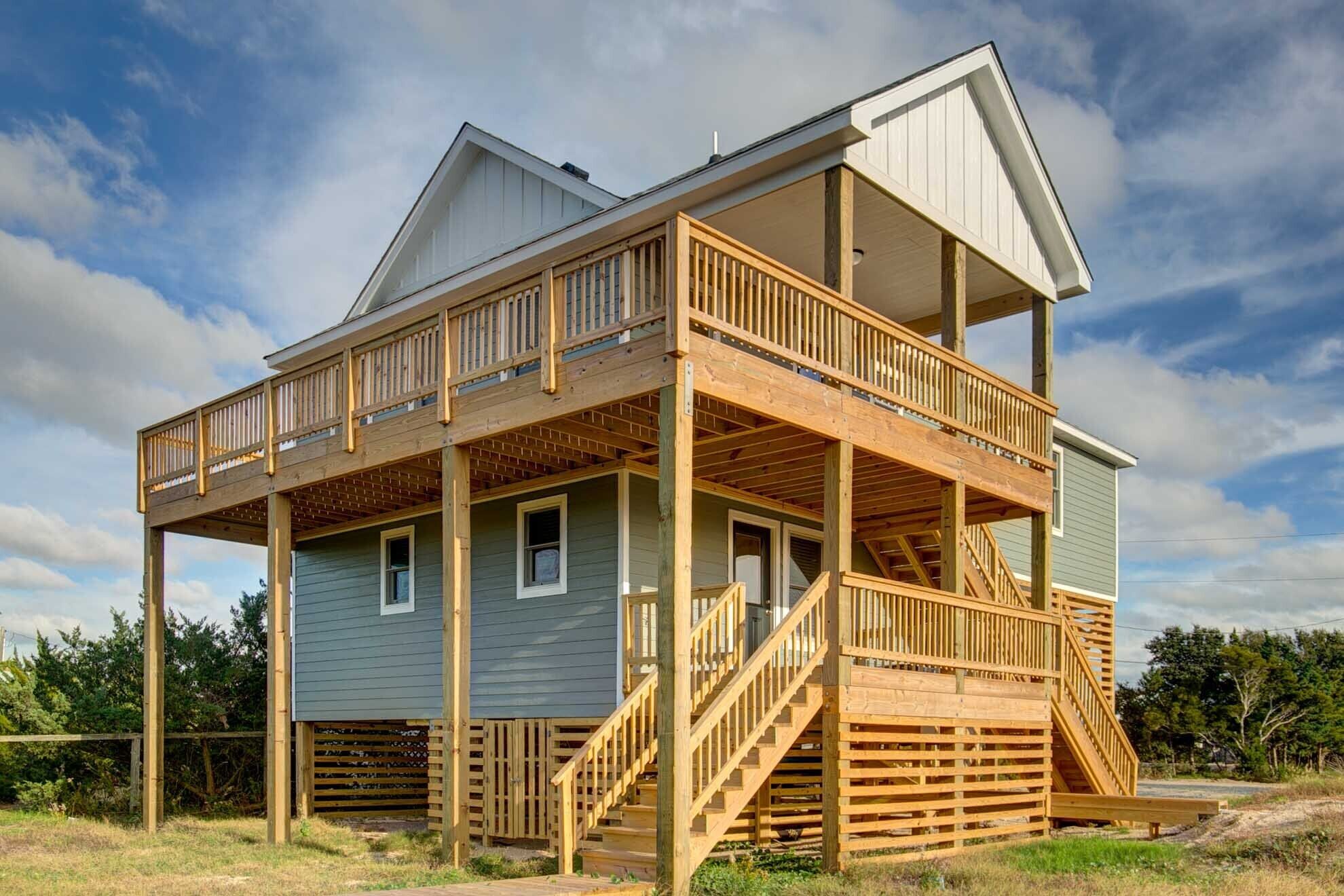 Novice 4BRM/3Bath house on the canal/sound access close to the beach