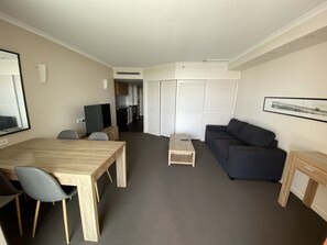 Smart TV, DVD player - 1 bedroom Resort Apartment 5 minutes from Golden Beach (Pelican Waters)