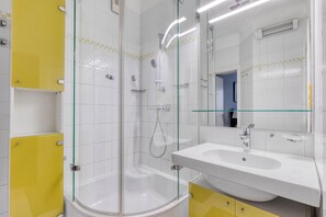 Hair dryer, towels - Amazing Favoriten 2BR, nr Metro U1, by Blueground (Vienna)