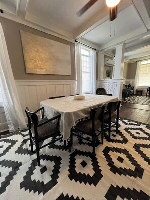 Dining - Perfect Location! 1/2 block from Ocean Dr &  the beach. (Corpus Christi)