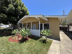 Exterior - 1.3 miles from Disneyland (Anaheim)