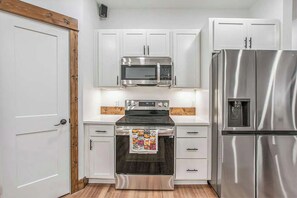 Refrigerador, microondas, horno y parrilla de estufa 