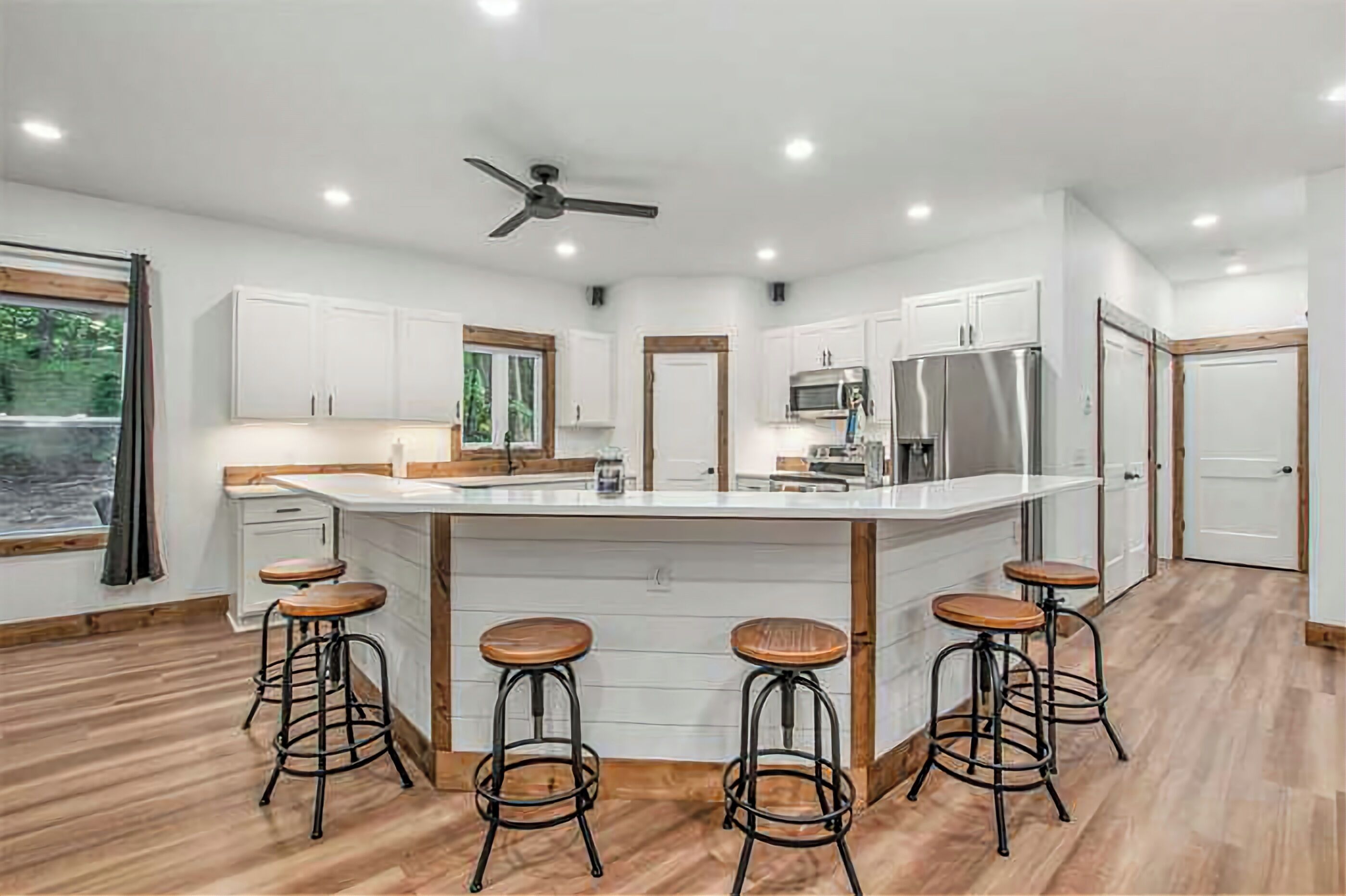 ثلاجة، ميكروويف، فرن، موقد طهي مسطح