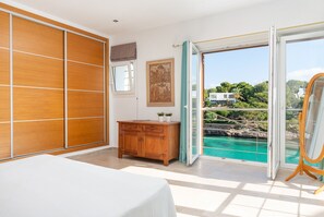 6 bedrooms, iron/ironing board, free WiFi, bed sheets - CASA RAMON - Stunning villa with private pool, direct access to the beach and free WiFi. (Cala d'Or)