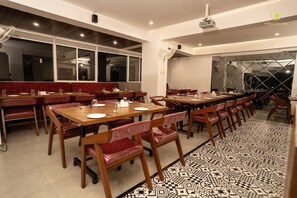 Restaurant - Spring Hill Inn (Paud)