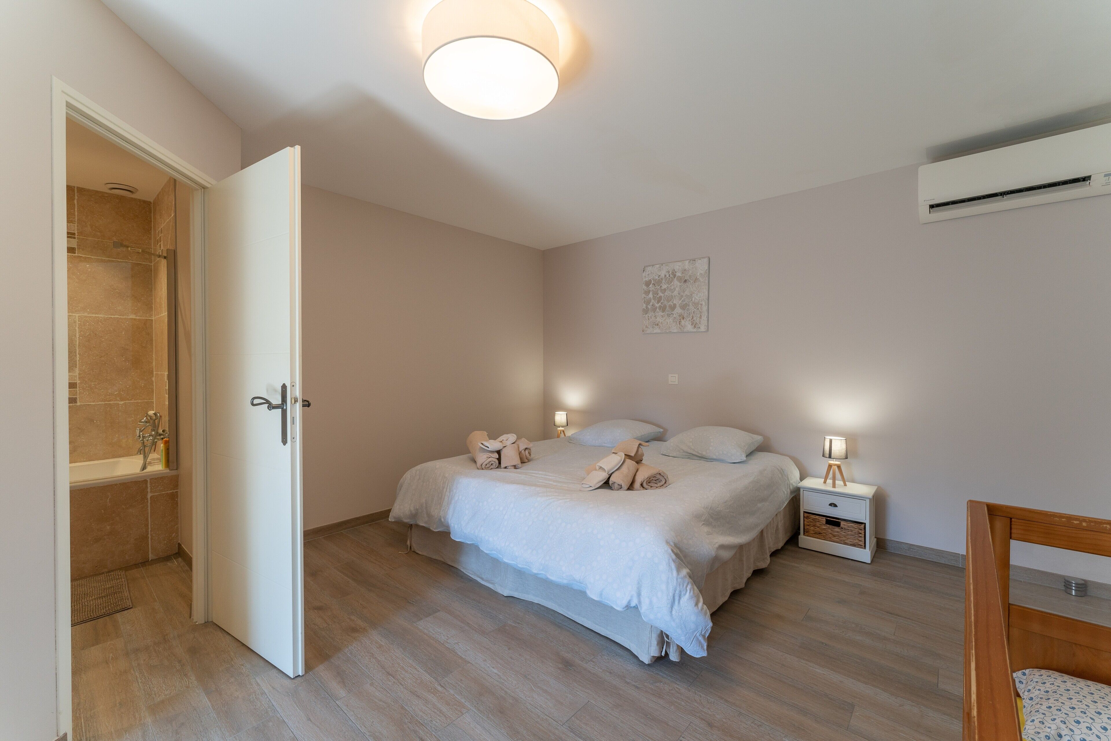 6 bedrooms, iron/ironing board, free WiFi