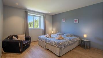 6 bedrooms, iron/ironing board, free WiFi