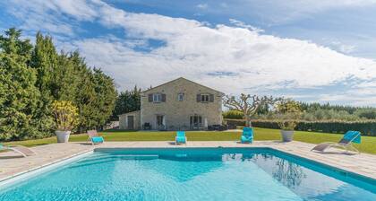 Maison de campagne "Mas sous les Oliviers" avec piscine, jardin et Wi-Fi