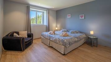 6 bedrooms, iron/ironing board, free WiFi