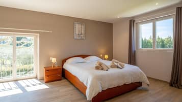 6 bedrooms, iron/ironing board, free WiFi