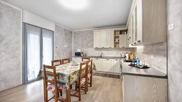Frigorifero, microonde, forno, piano cottura