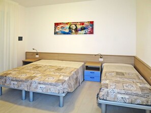 2 bedrooms, travel cot, free WiFi, bed sheets - Lovely apartment for 7 guests with WIFI, A/C, pool, TV and terrace (Jesolo)