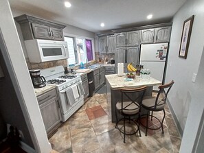 Private kitchen - Cozy Updated 3-BR apartment near Peace Bridge (Buffalo)
