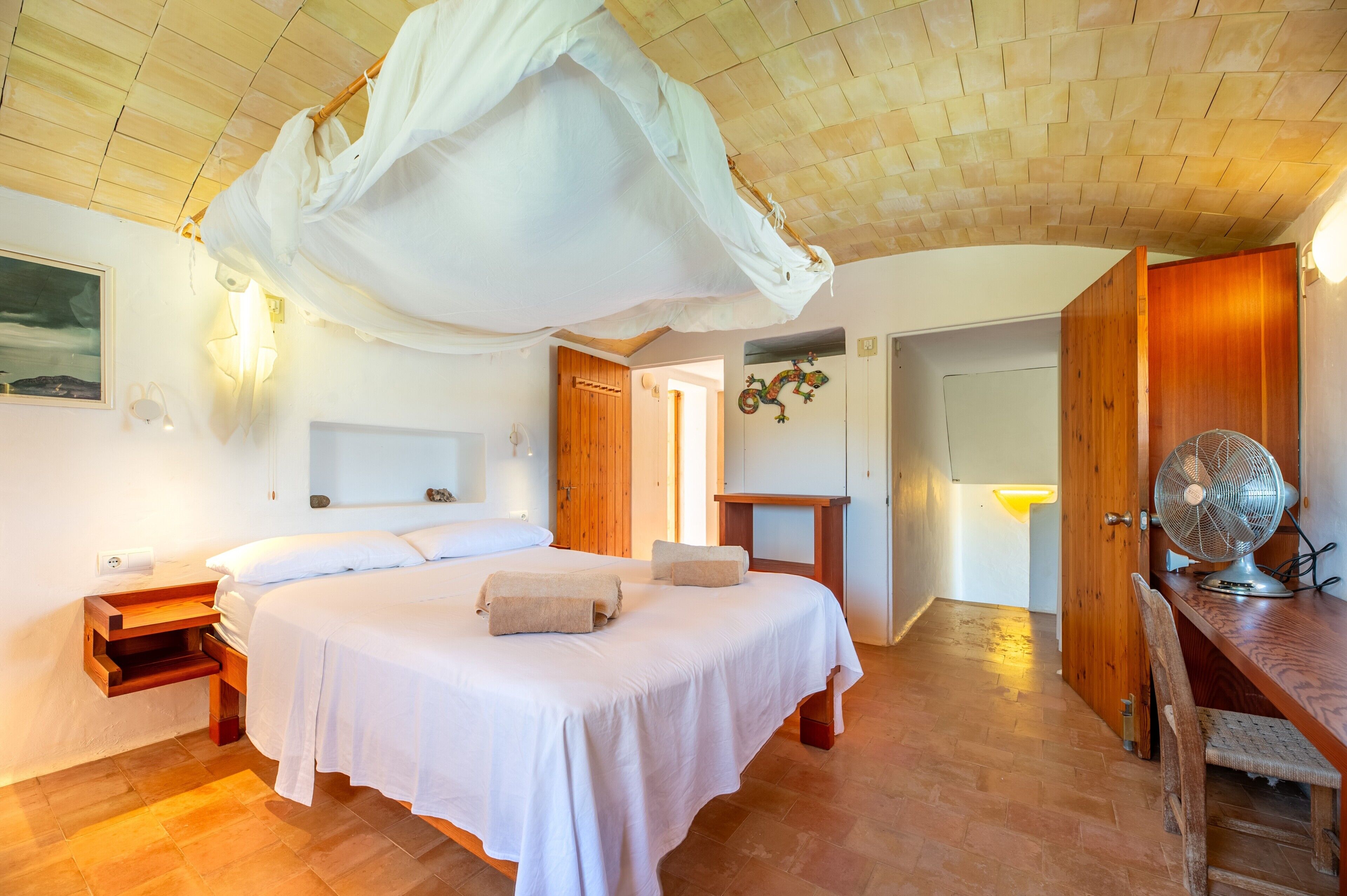 4 bedrooms, WiFi (free), bed sheets