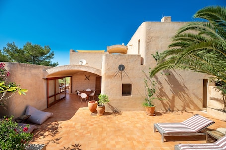 Terrazza/patio. Casa vacanze "Sa Paret Nova" con vista mare, giardino privato e Wi-Fi