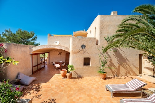 Vacation Home "Sa Paret Nova" with Sea View, Private Garden & Wi-Fi