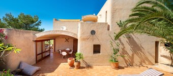 Vacation Home "Sa Paret Nova" with Sea View, Private Garden & Wi-Fi