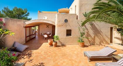 Vacation Home "Sa Paret Nova" with Sea View, Private Garden & Wi-Fi