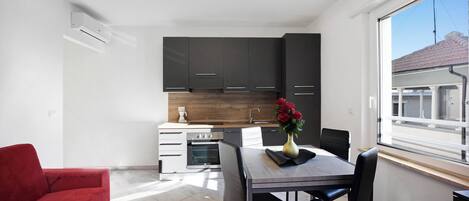 Køleskab, ovn, kogeplade, opvaskemaskine