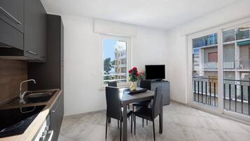 Køleskab, ovn, kogeplade, opvaskemaskine